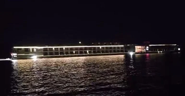 Круизен кораб с 238 души на борда заседна в река Дунав