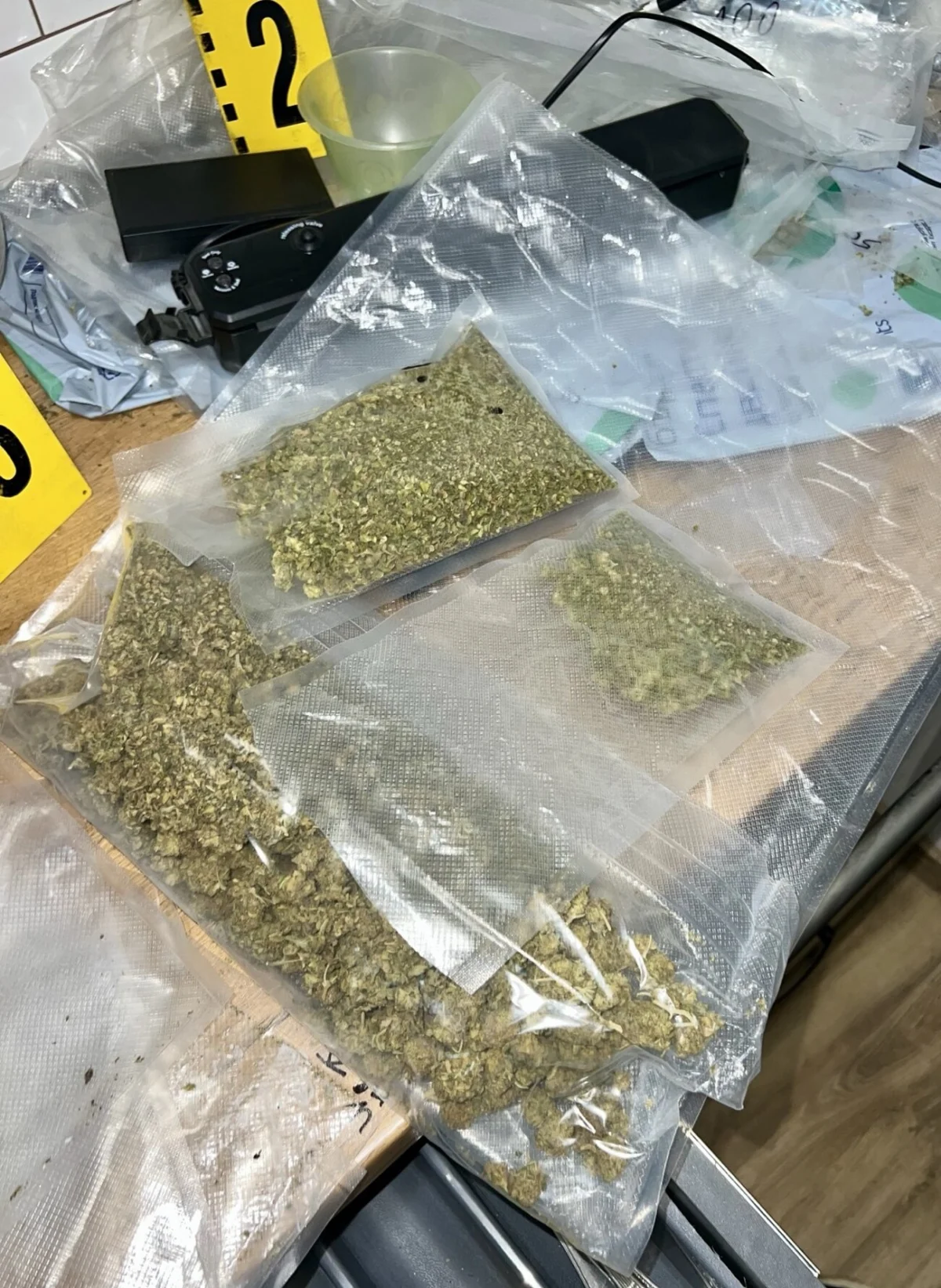 Близо 2 кг надрусани желирани бонбони иззеха криминалисти в Пловдив 1 img 32578bbb1267bad317194ccbd0ce320d v