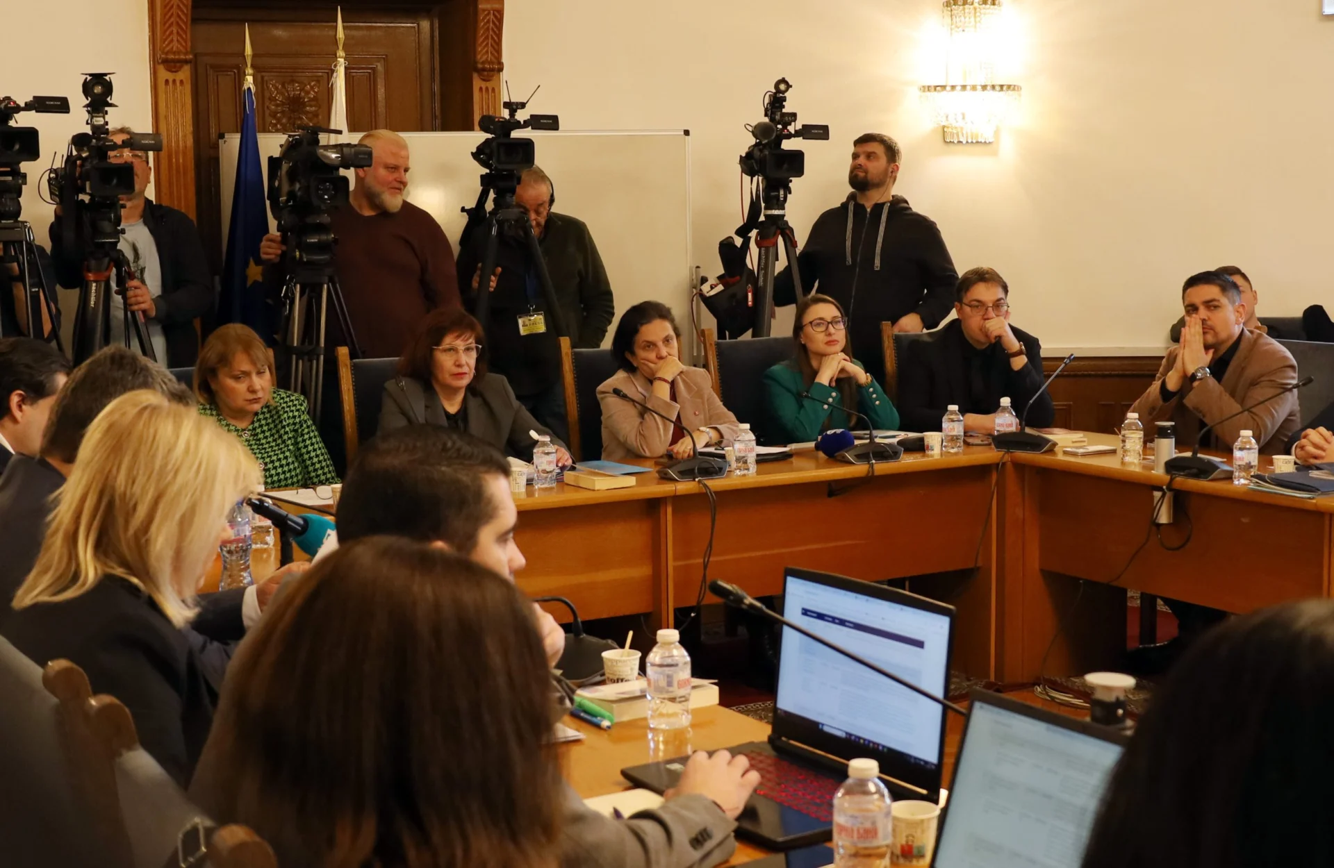 Правната комисия прие на първо четене пет законопроекта за промени в Изборния кодекс