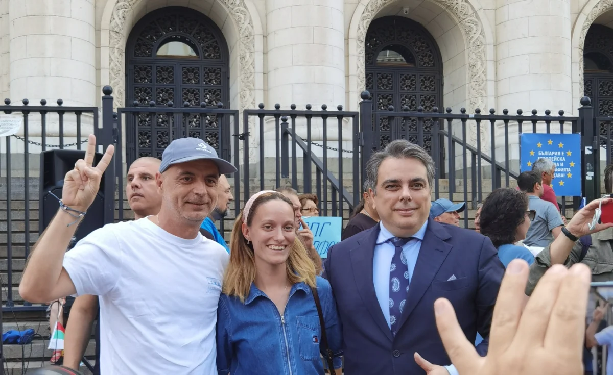 Има списък с 88 кметове на ПП-ДБ, които предстои да бъдат "опраскани", предупреди Ивайло Мирчев на протеста "Да свалим бухалките на дерибеите" 3 img 20250716 184836 resized 20250717 0158011482