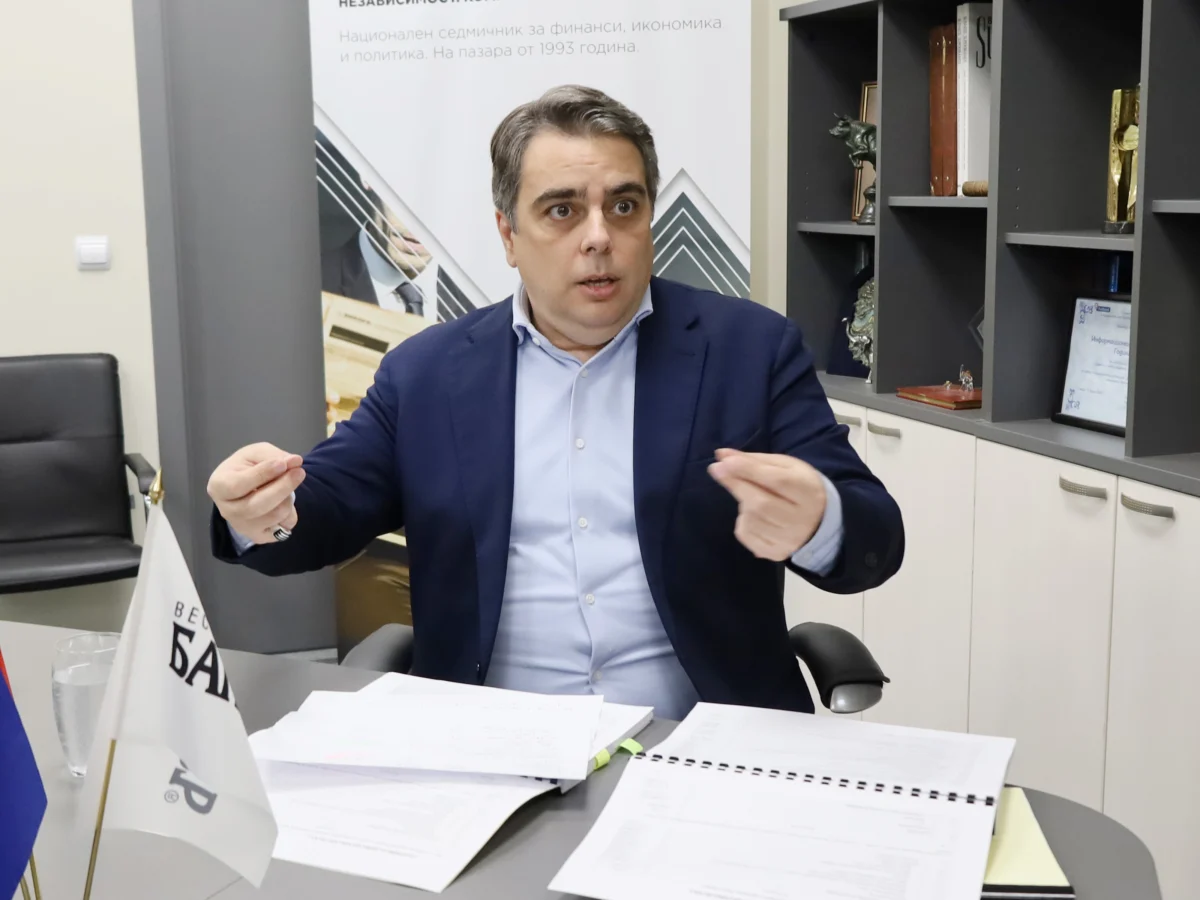 Асен Василев: Замразяват майчински и детски, увеличават разходи за администрация и обществени поръчки (част 2)