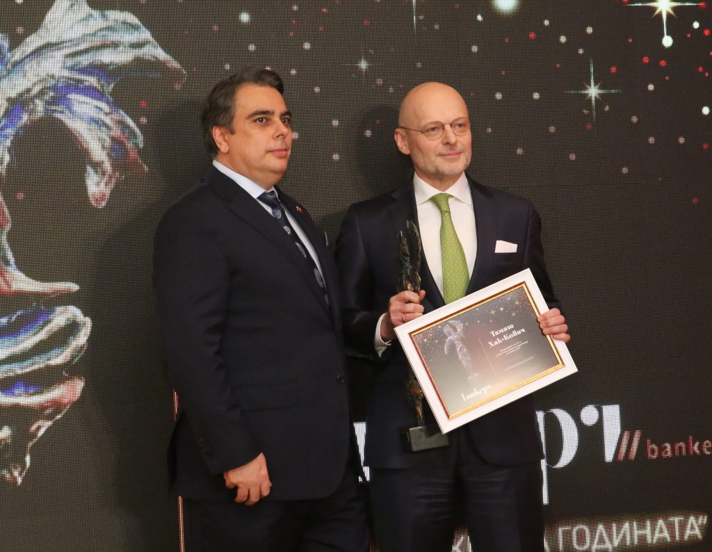 Приза "Банкер на годината" за върхов финансов резултат взе председателят на УС и главен изпълнителен директор на "Банка ДСК" Тамаш Хак-Ковач 3 Приза "Банкер на годината" за върхов финансов резултат взе председателят на УС и главен изпълнителен директор на "Банка ДСК" Тамаш Хак-Ковач