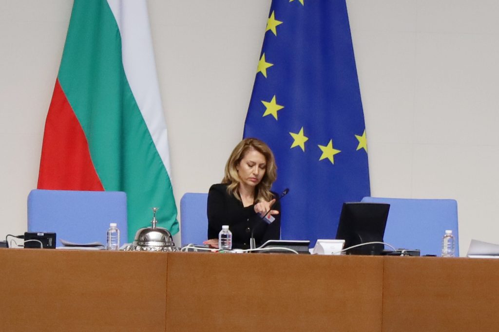 парламентът Последният работен ден на депутатите започна със скандал и 3 нови точки в дневния ред