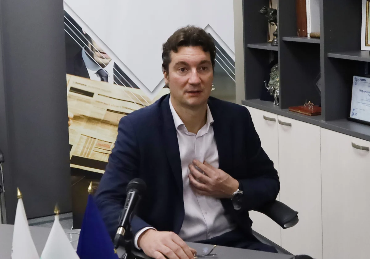 Качествените политици днес имат два избора –  да целунат пръстена