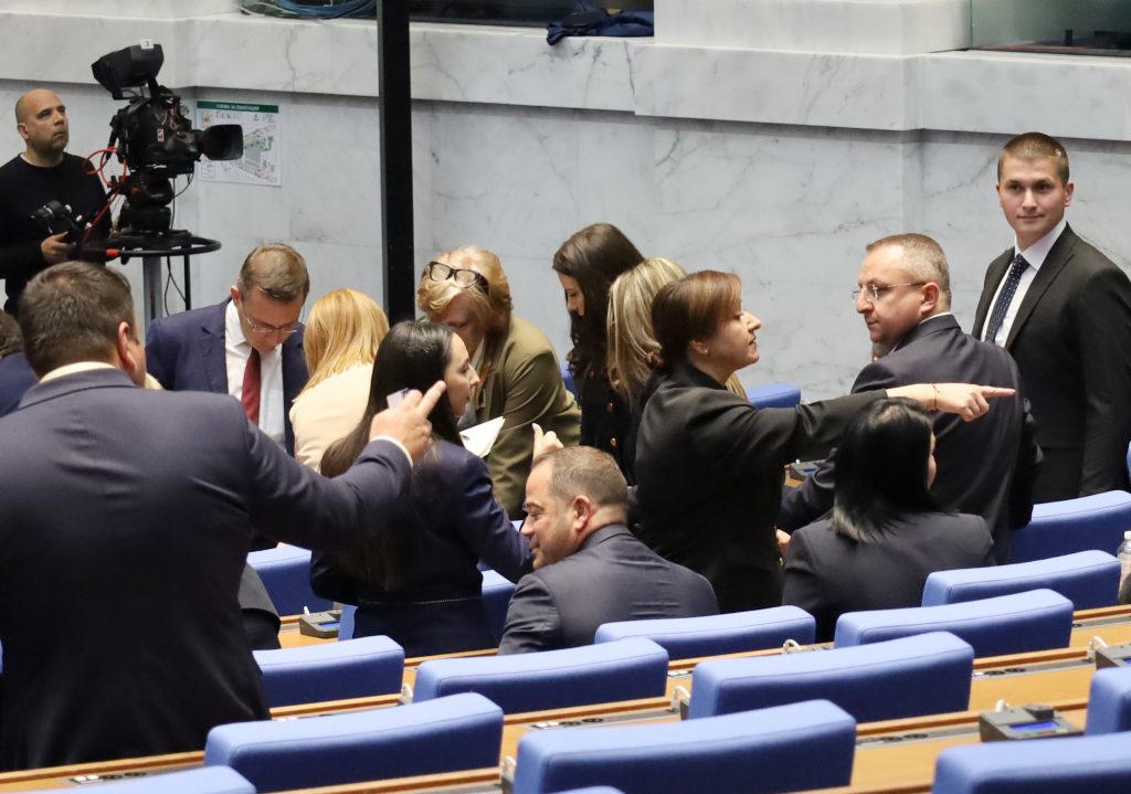 Денят по диагонал, Изборът на председател на парламента се отлага за сряда