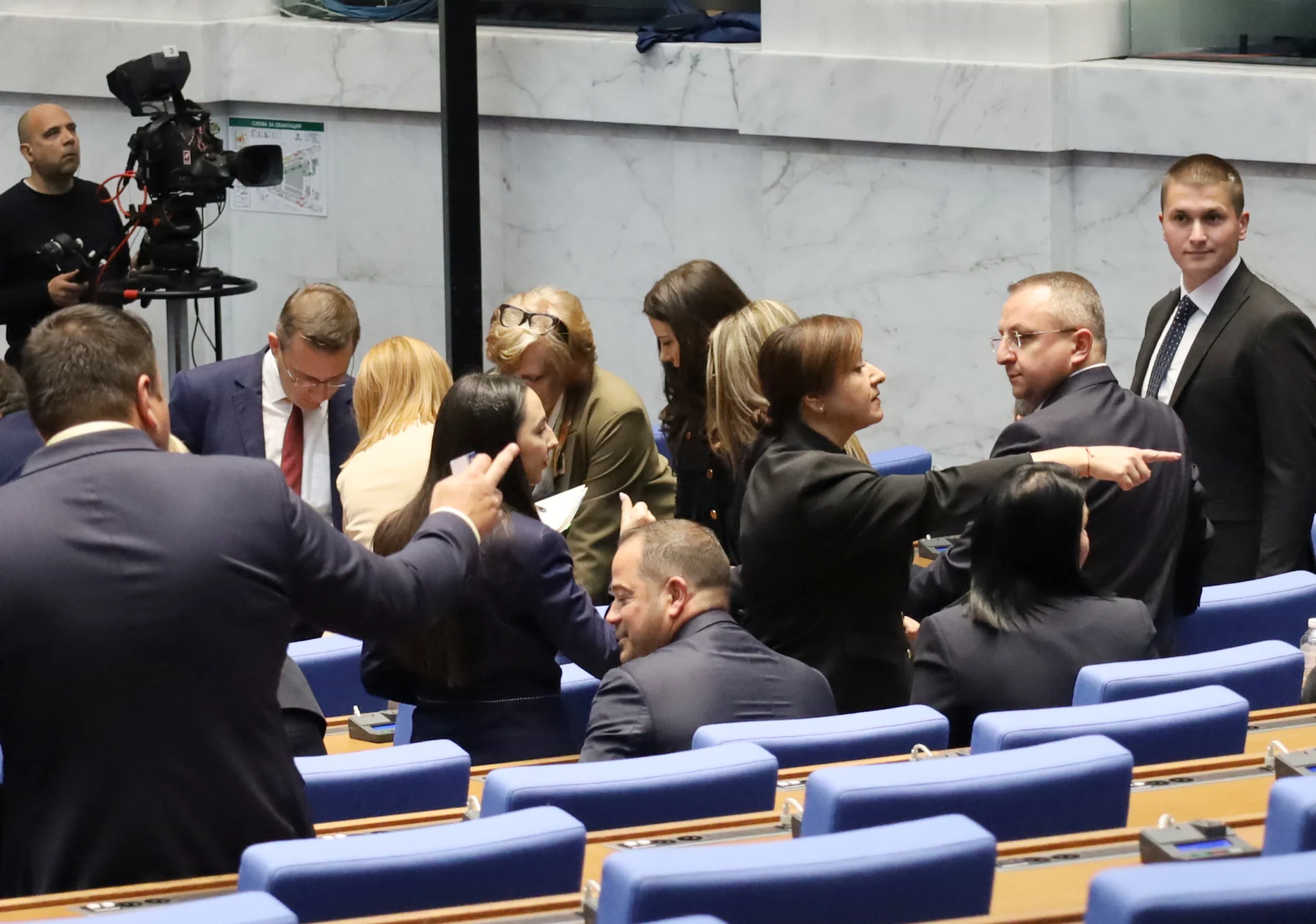 Денят по диагонал, Изборът на председател на парламента се отлага за сряда