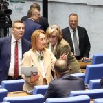 Заседанието на парламента ще бъде подновено в петък