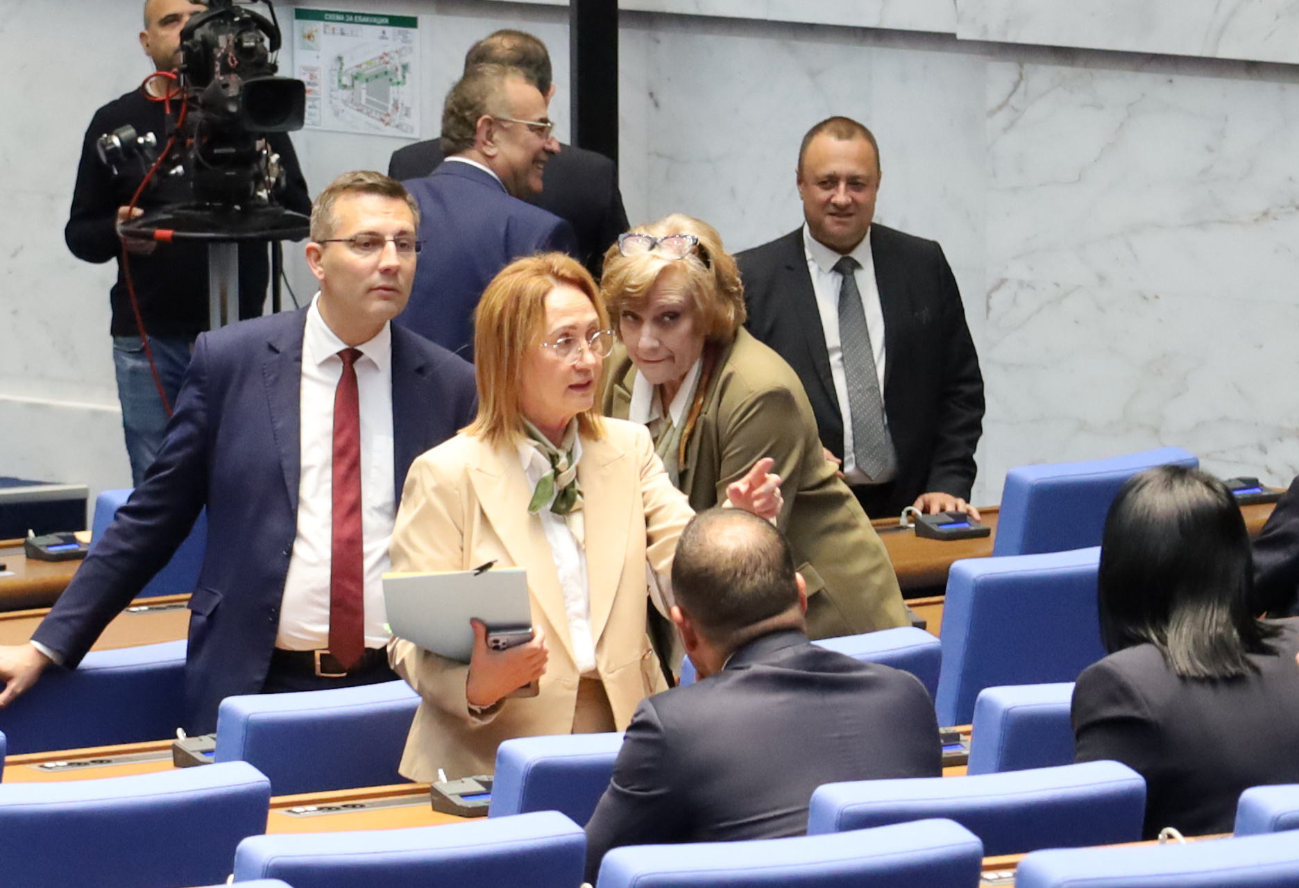 Заседанието на парламента ще бъде подновено в петък