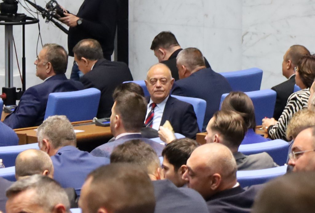 Депутатите отново не можаха да си изберат председател, насочват се към временен