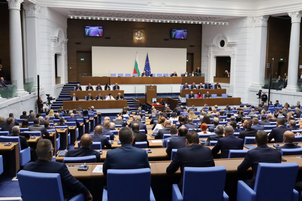 В дневния ред на народните представители са залегнали неотложни задачи