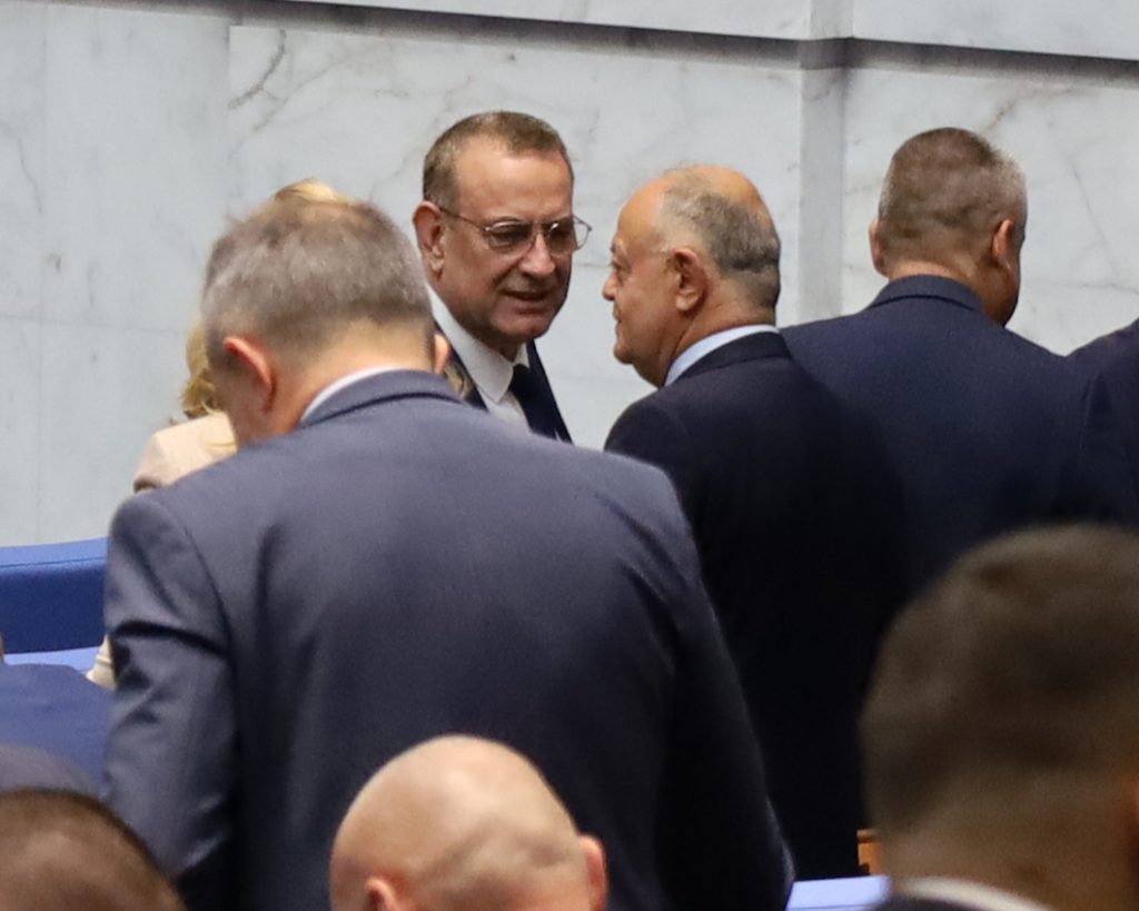 Депутатите обсъждат създаването на временна комисия за разпространението на райски газ и наркотични вещества