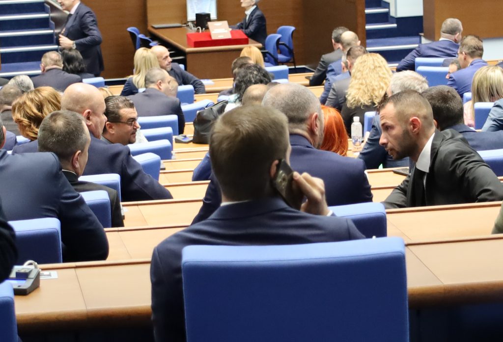 Депутатите отиват на работа, за да си почиват 2 Повторението е майка на знанието или пък не: Депутатите отново издигнаха същите кандидатури