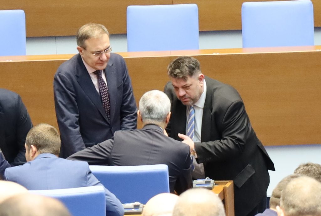 От пленарната зала продължава да лъха на безнадеждност 6 В пленарната зала продължава да се носи полъх на безнадеждност