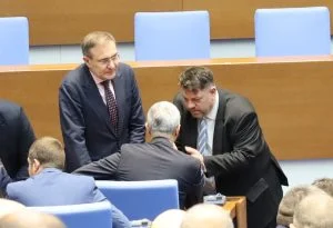 В търсена на 20 гласа за нов парламентарен шеф