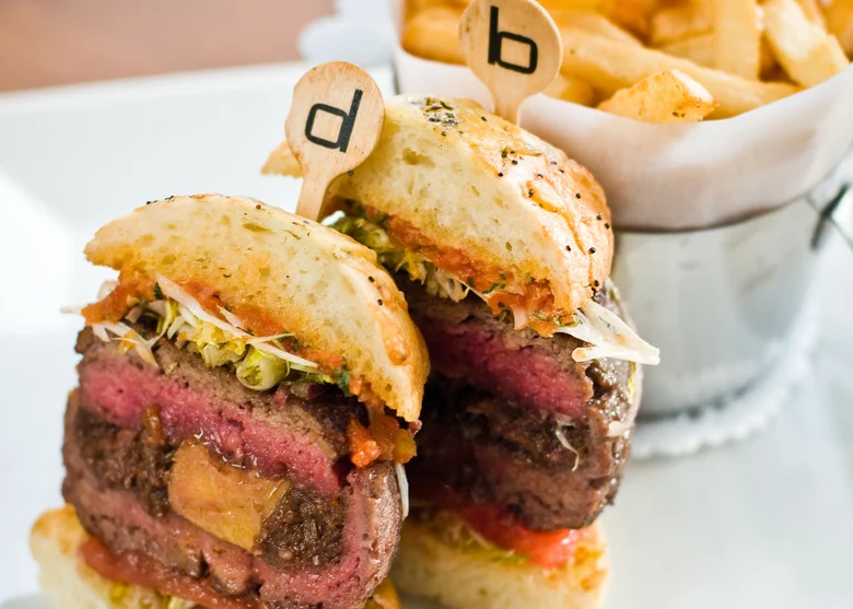 Скормният бургер се превръща в лукс в цяла Европа заради скока на цените на говеждо месо