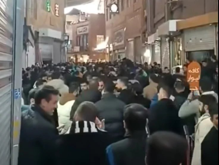 Бунтове в Иран след рекорден срив на риала и оставка на банкер №1 3 iran buntove