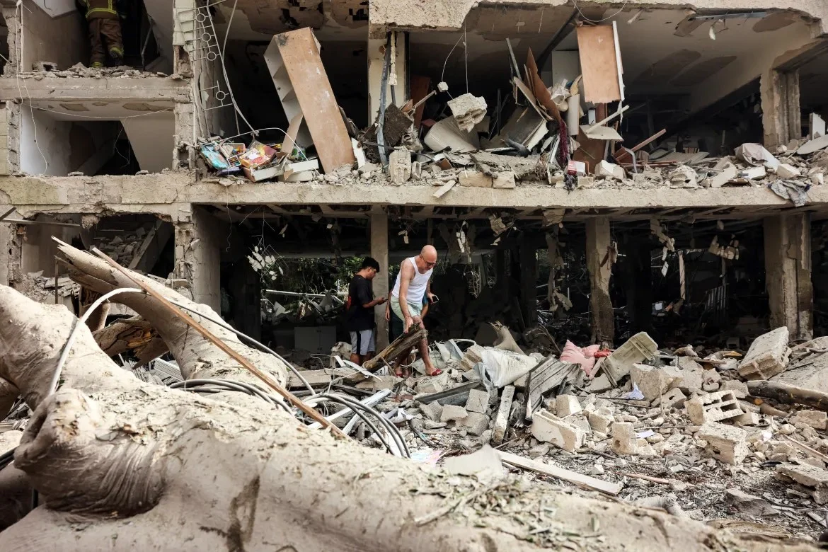 Израел атакува военни цели в Иран