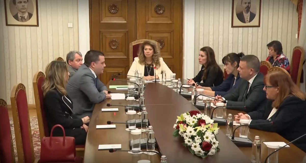 Гюров и Главчев са политически обвързани – служебният премиер трябва да е без партийна окраска, подчертаха от ИТН