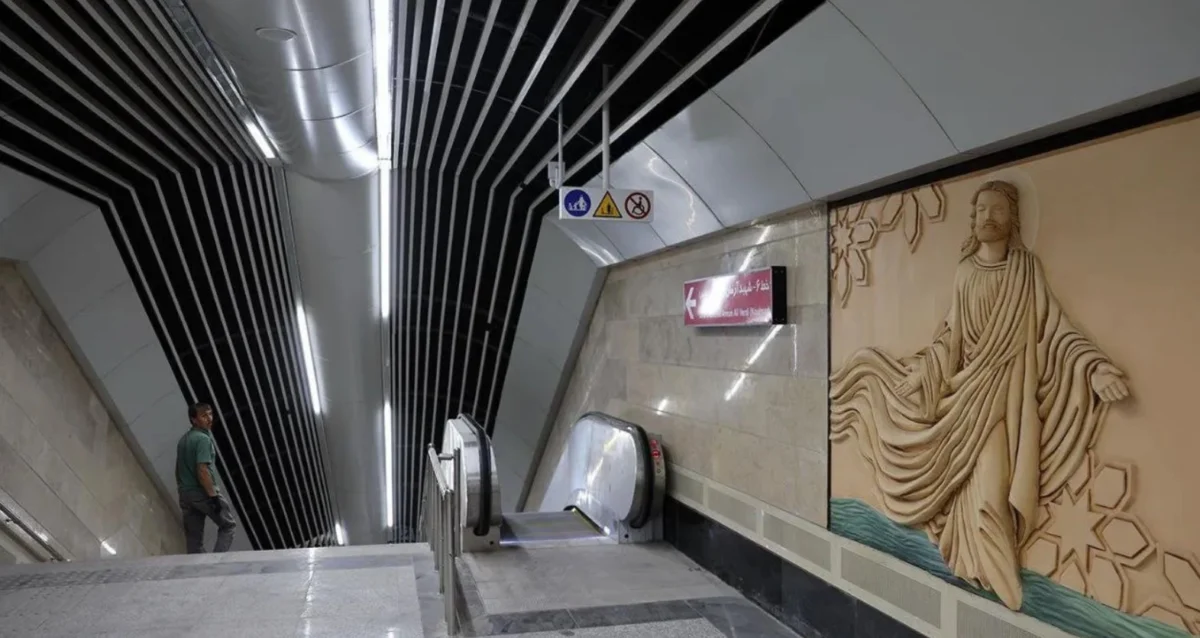 Изображението на Иисус Христос в новата метростанция.