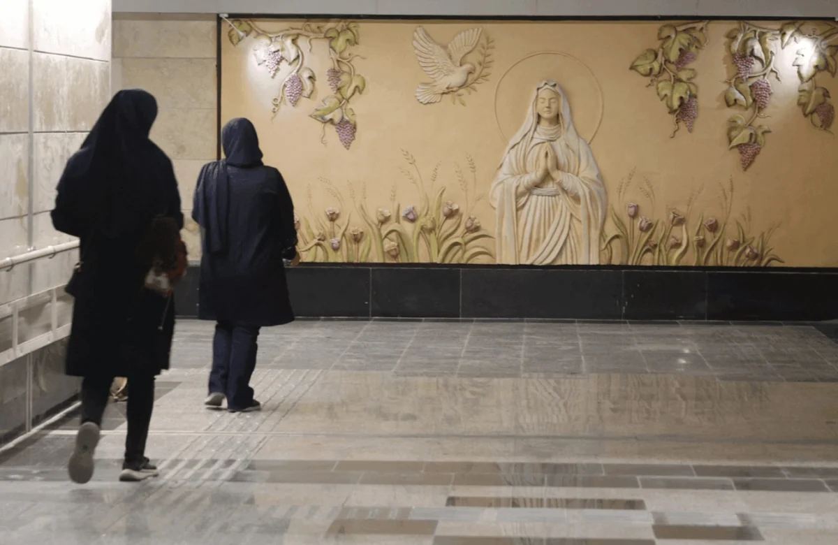 Изображенията на Богородица и Светия Дух в новата метростанция.