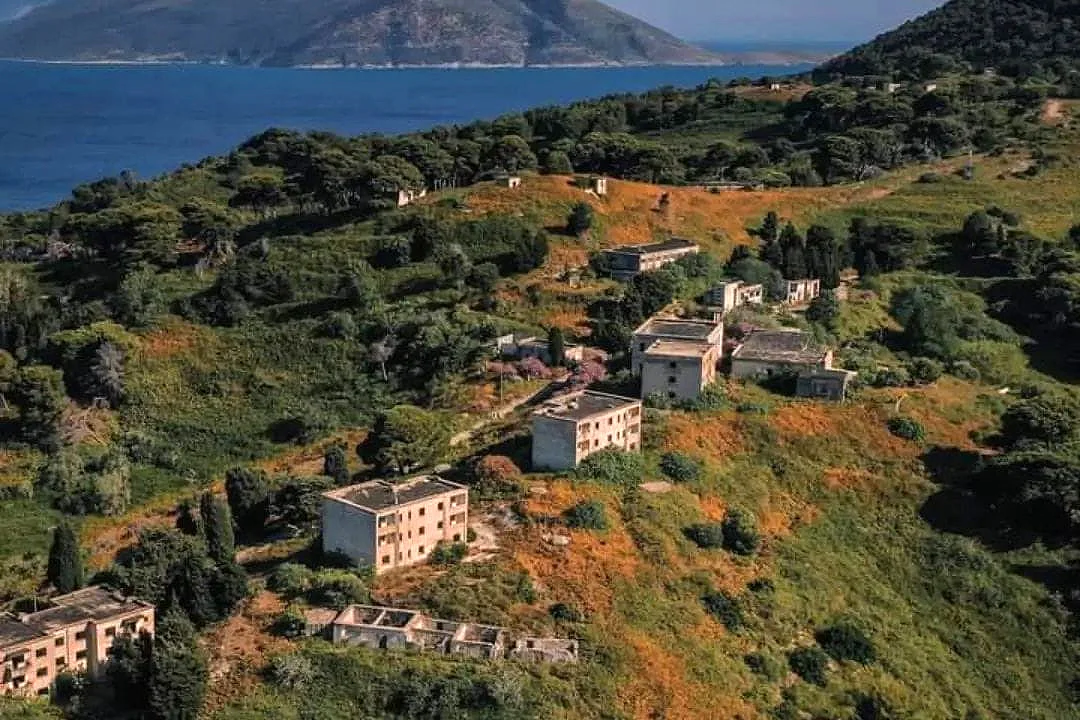 Семейство Тръмп превръща албанския остров Сазан от съветска база в луксозен курорт