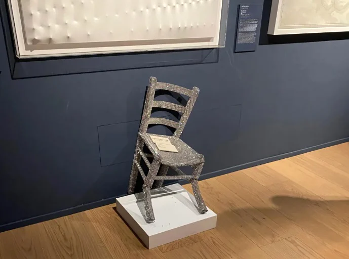 Турист повреди кристален стол, вдъхновен от Ван Гог, в музея "Палацо Мафеи" във Верона