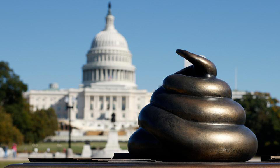 Скулптура на изпражнение във Вашингтон осмива щурма на Капитолия 1 Скулптура на изпражнение във Вашингтон осмива щурма на Капитолия