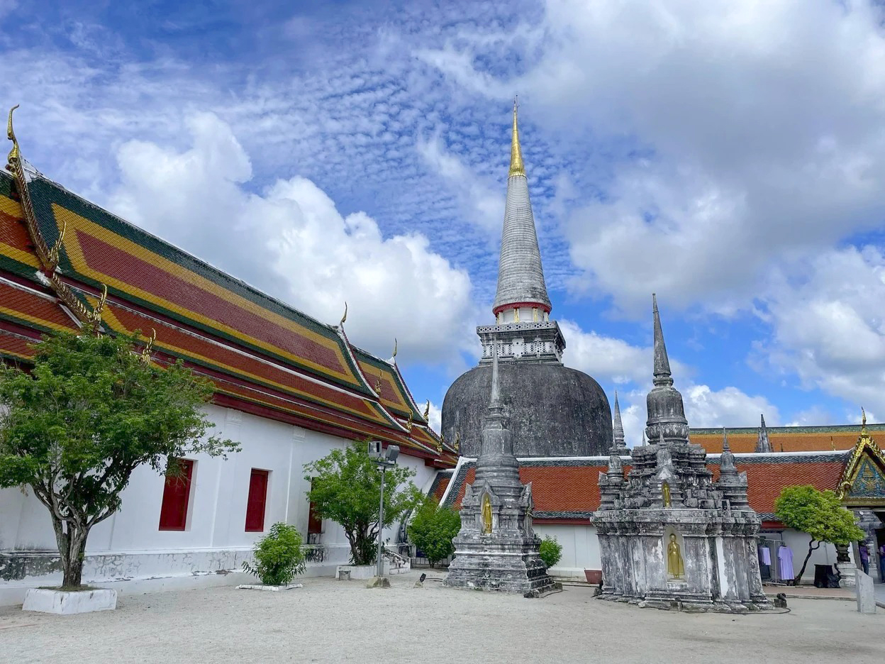 Тайланд предлага включването на храма Wat Phra Mahathat Woramahawihan в списъка на UNESCO 1 Правителството на Тайланд одобри включването на храм Wat Phra Mahathat Woramahawihan в списъка на UNESCO