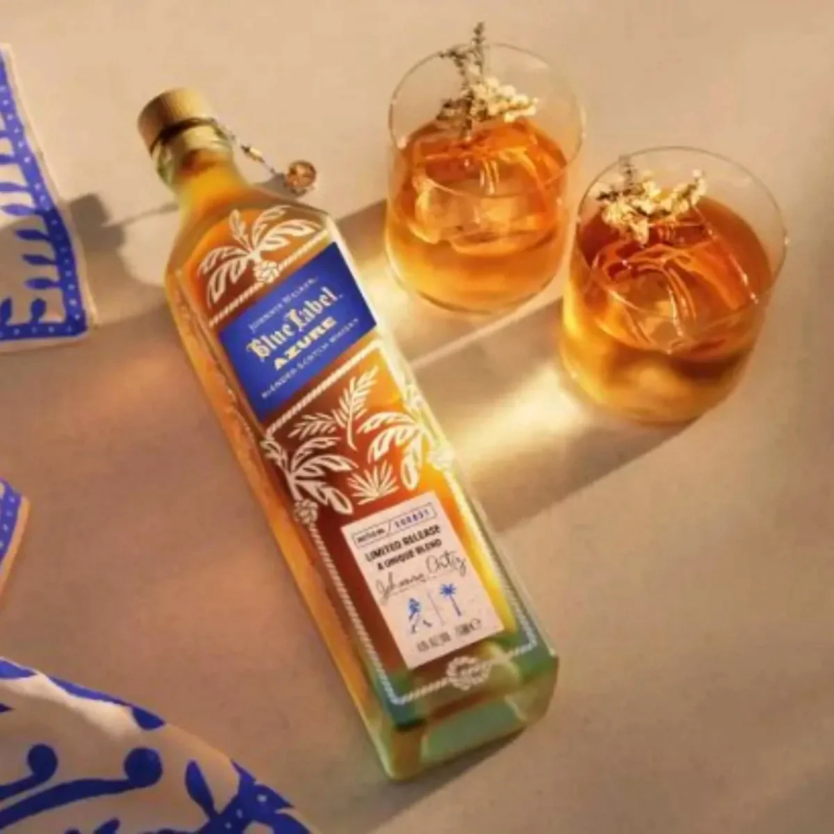 Johnnie Walker представя лимитираното уиски Blue Label Azure за пътуващи и летища