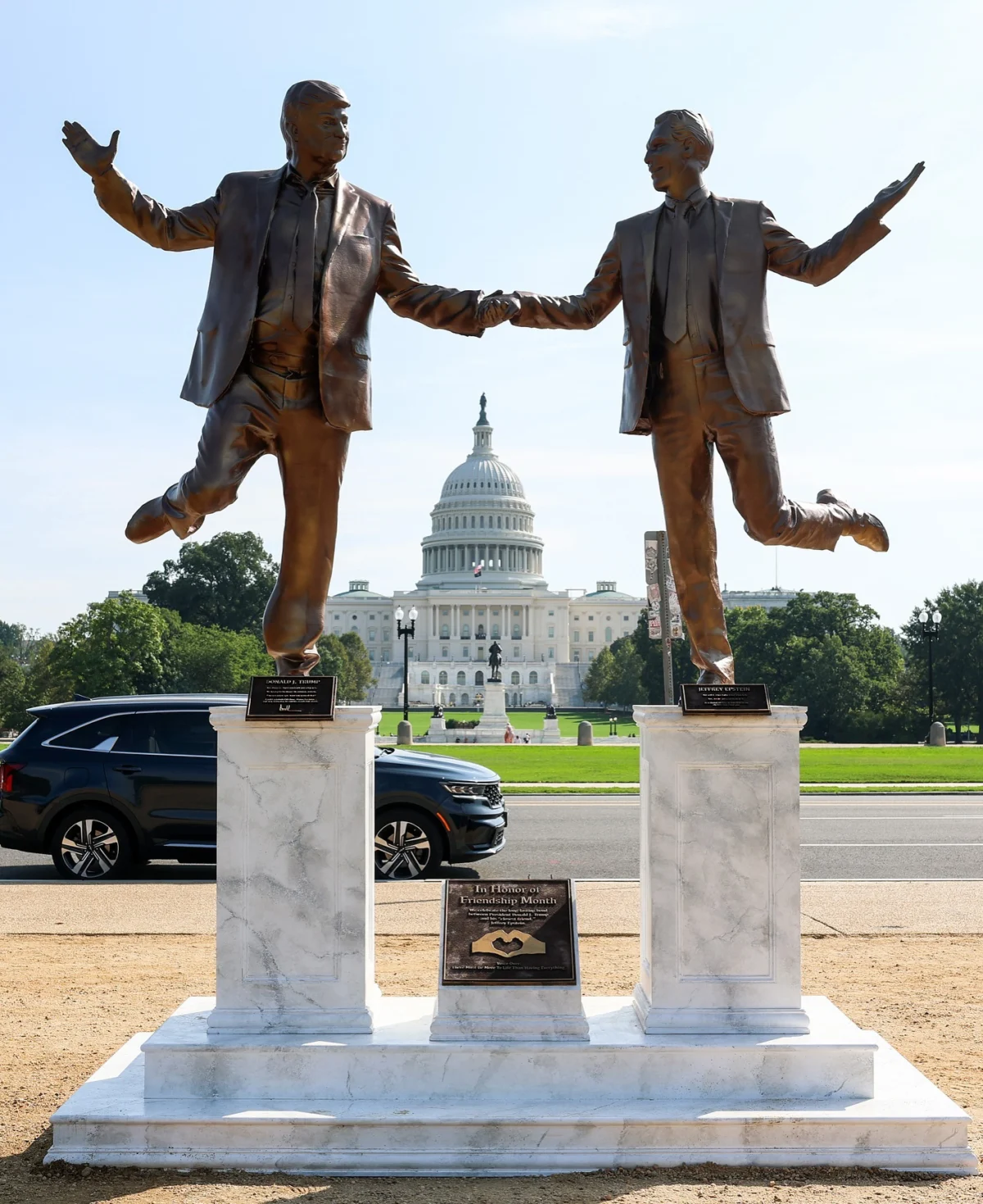 Статуя на Доналд Тръмп и Джефри Епстийн хванати за ръце осъмна пред Белия дом