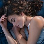 Качественият сън подпомага възстановяването и физическата активност, докато тренировките освобождават полезни химикали в мозъка, намаляват стреса и помагат за по-бързо заспиване.