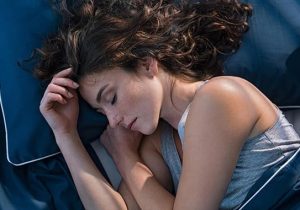 Качественият сън подпомага възстановяването и физическата активност, докато тренировките освобождават полезни химикали в мозъка, намаляват стреса и помагат за по-бързо заспиване.