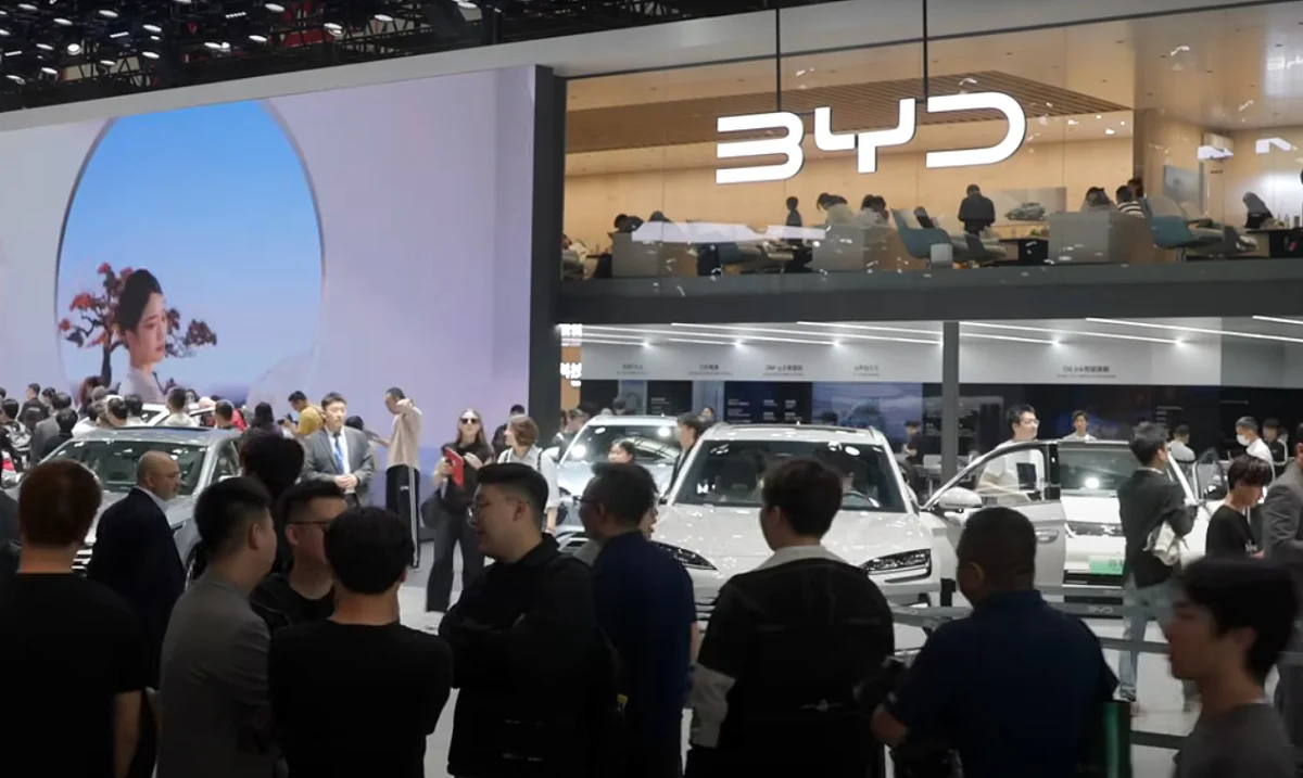 Заводите за електромобили в Китай се превърнаха в туристически атракции