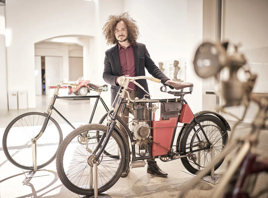 Škoda представи концепция за ретро електромотоциклет в духа на Slavia B