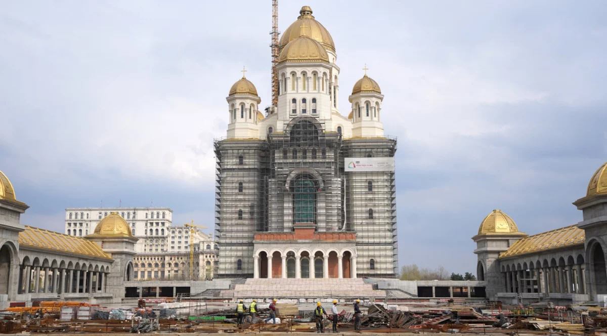 Катедралата в процес на строеж.