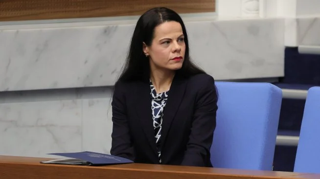 Има риск за 40 филиала за спешна помощ в страната, призна здравният министър