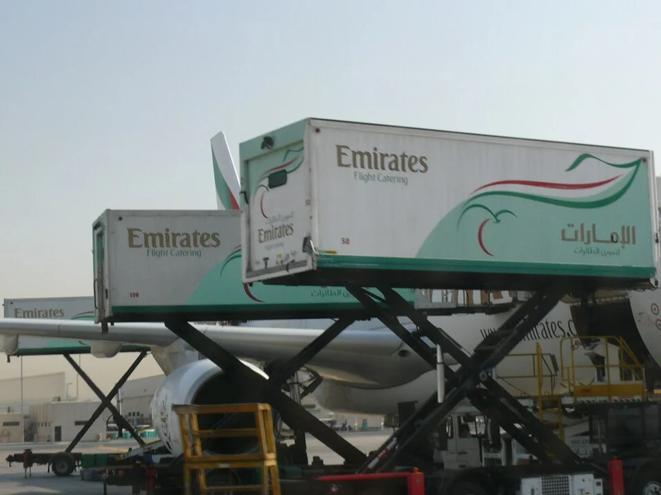 ketaring na poleti na emirates na mezhdunarodnoto letisthe dubaj