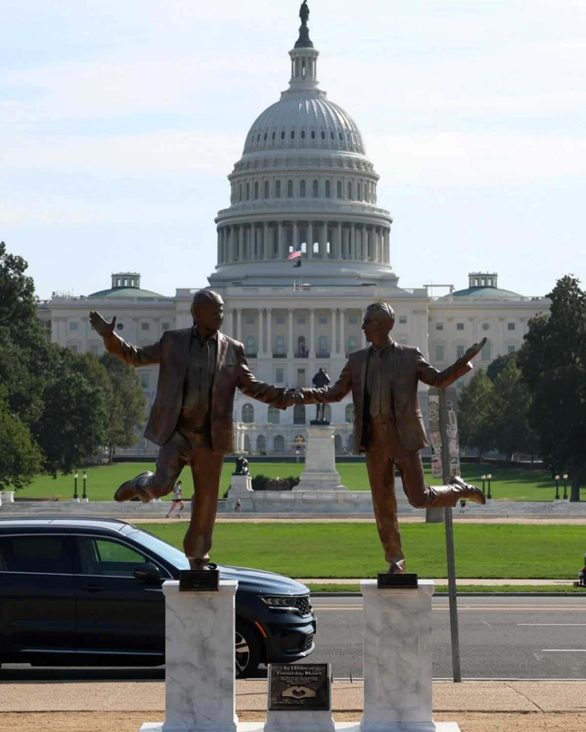 Статуя на Доналд Тръмп и Джефри Епстийн хванати за ръце осъмна пред Белия дом