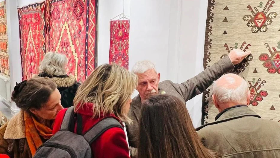 Изложба „История в цветове. 350 години българско килимарство“ в Париж