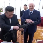 Лидерът на Беларус Лукашенко подари пушка на Ким Чен-ун