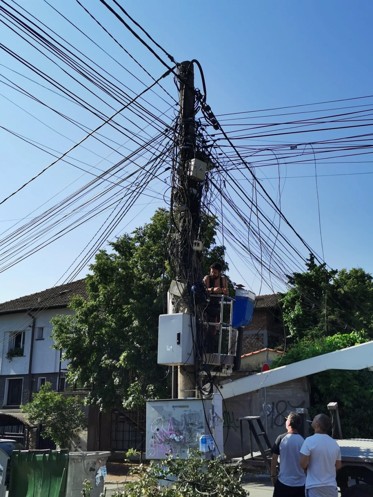ЕРМ Запад продължава да отстранява неизползвани комуникационни кабели по стълбовете в Западна България