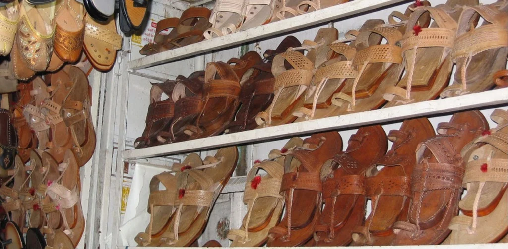 Prada и сблъсъкът с индийската културна чувствителност 1 kolhapuri foot wear in hyderabad india