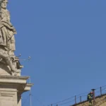 Монтираха комин на покрива на Сикстинската капела, който ще бъде използван за папския конклав