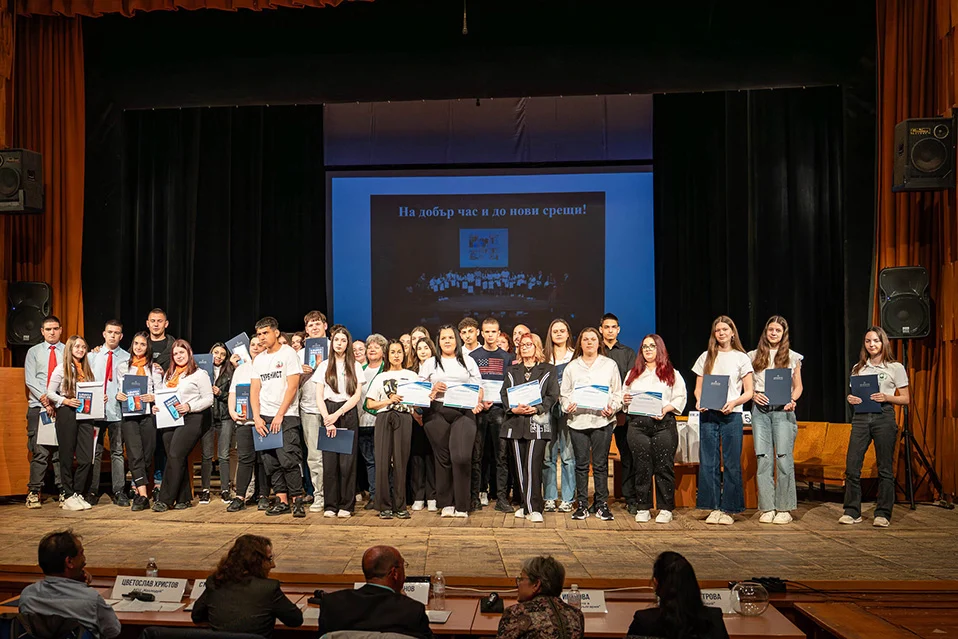 Ученици защитиха ролята на ядрената енергия на състезание в Козлодуй