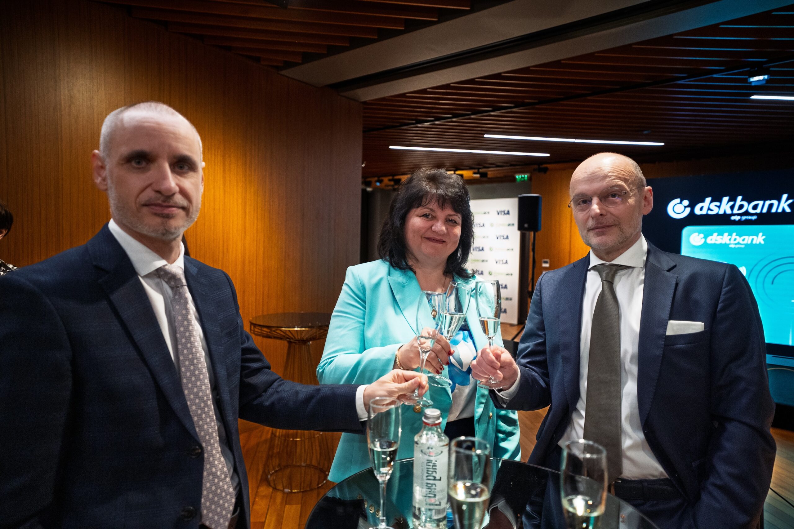  krasimira rajcheva visa balgariya slavejko slavejkov banka dsk vlyavo tamash hak kovach banka dsk vdyasno scaled 