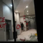 Обама и Клинтън призовават за гражданска реакция, Тръмп защитава ICE