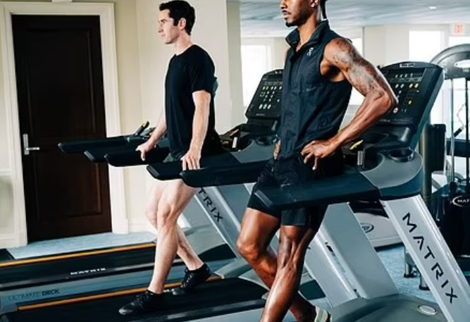 Ходенето назад на бягащата пътека трябва да бъде част от вашата фитнес рутина