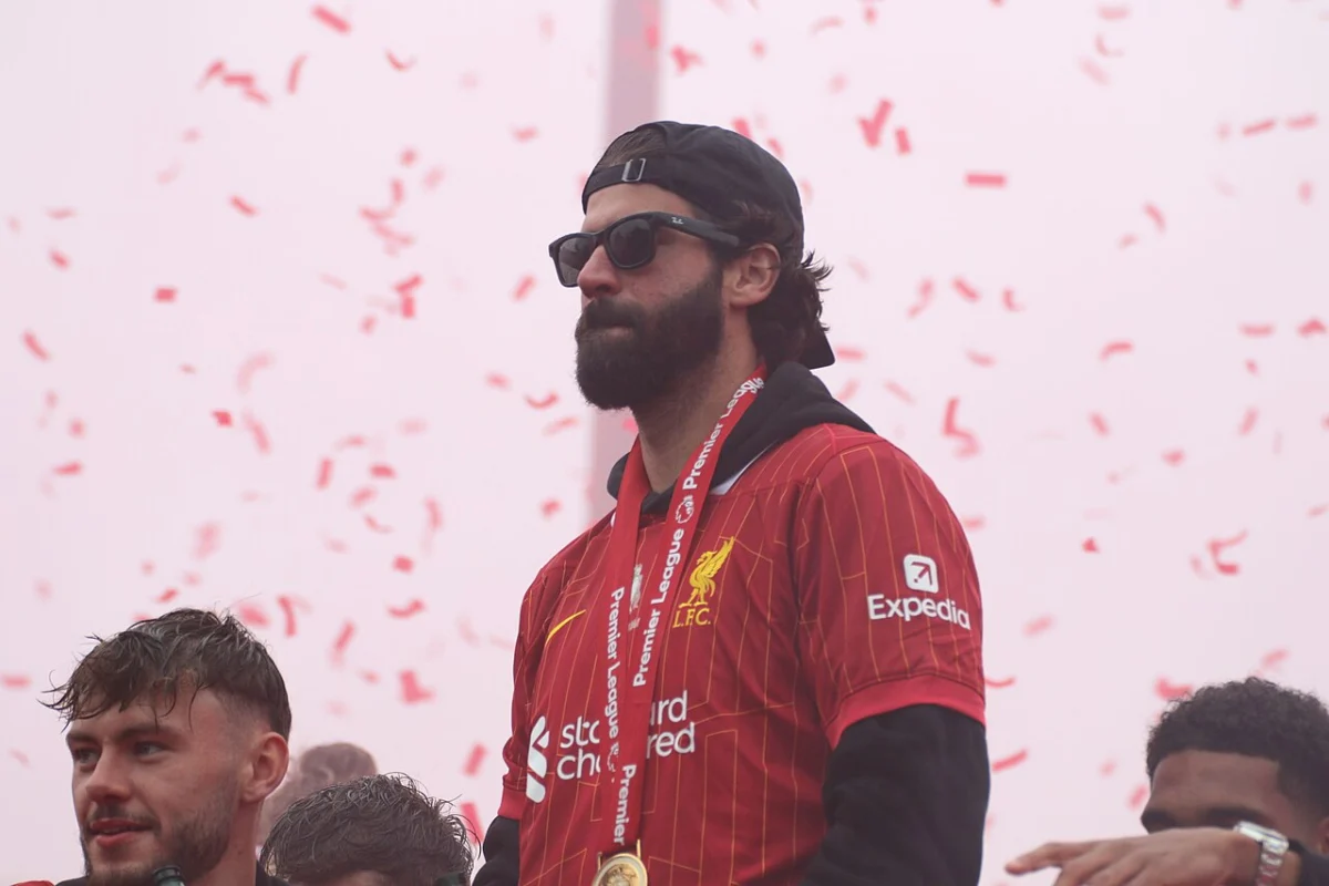 Алисон вратар Ливърпул най-добър вратар France Football