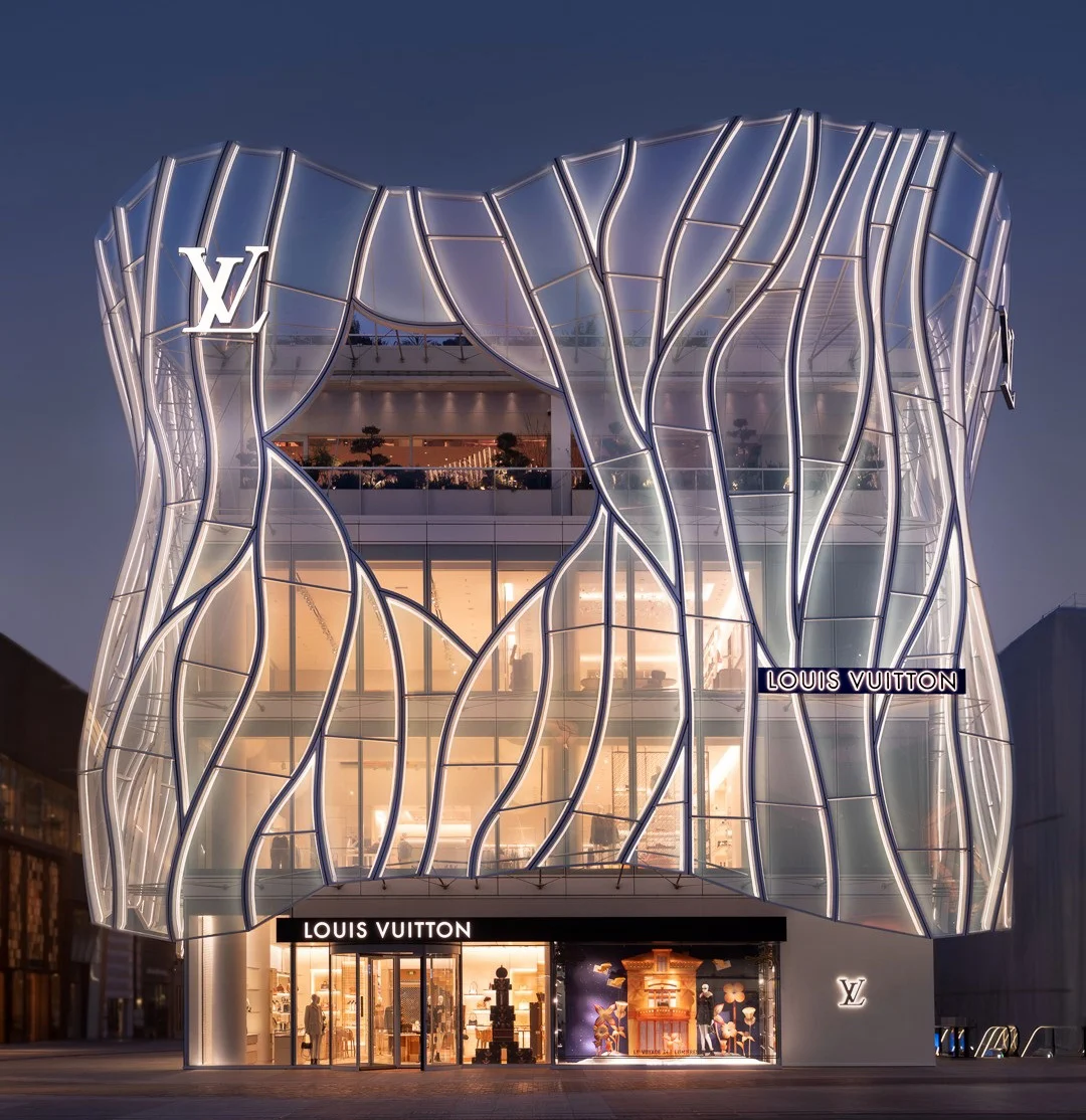 Бернар Арно изкупува акции за да увеличи дела си над 50 % в LVMH