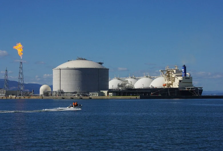 Оман призовава за алтернативни маршрути за LNG, заобикалящи Ормузкия проток